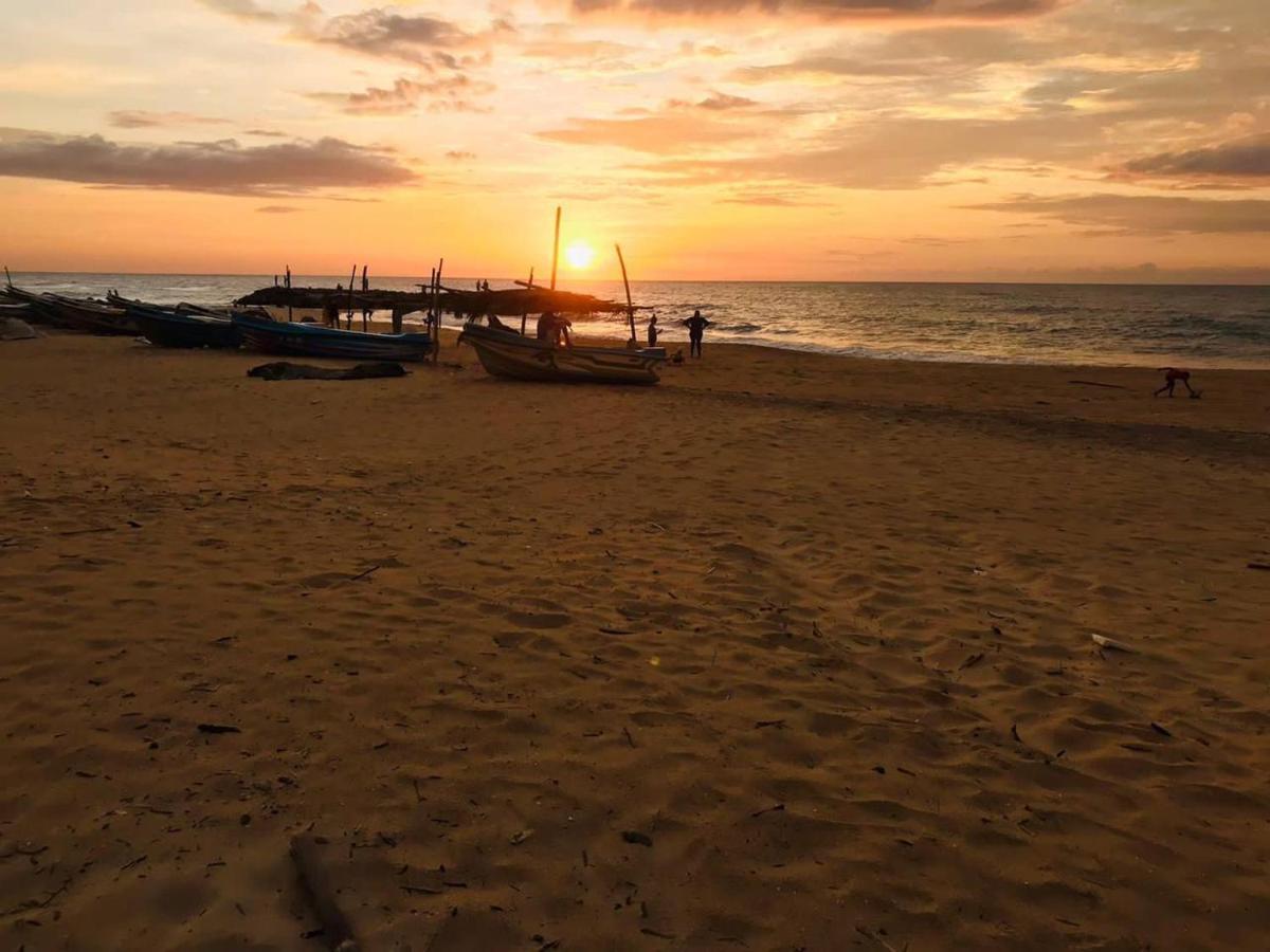 Sea Beach Resort Negombo Exteriör bild